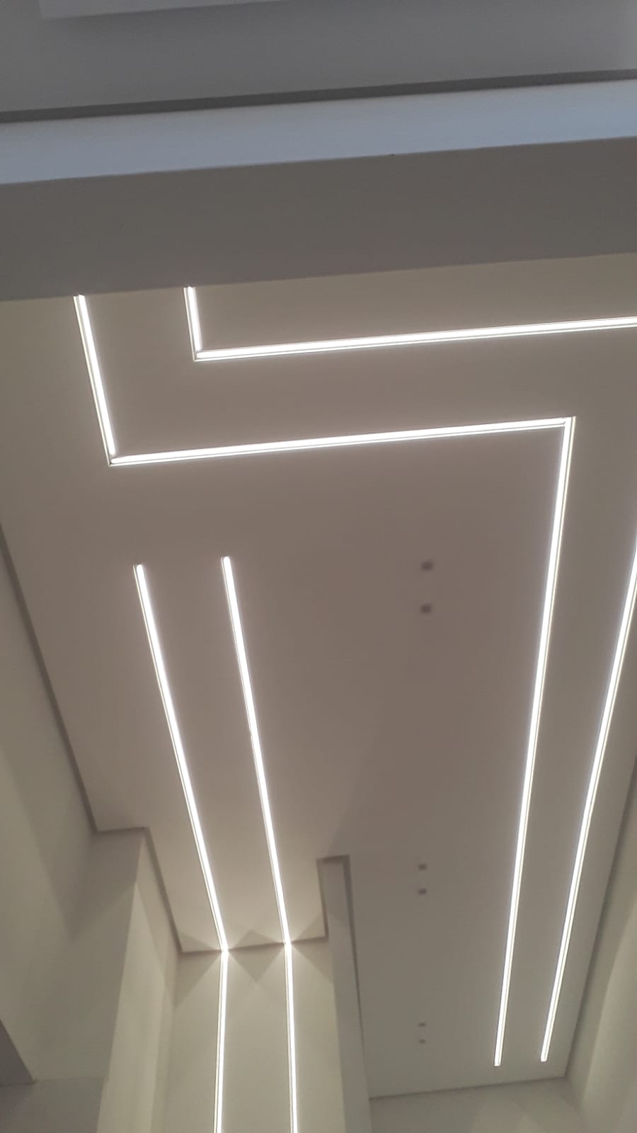 Kitchen drop ceiling with integrated lighting